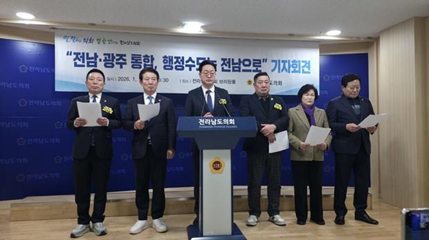 NSP통신-나광국 전남도의원이 19일 전남도의회 브리핑룸에서 전남·광주 통합 자치단체 행정청사와 자치단체장 근무지가 전남에 있어야 한다고 주장하며 기자회견을 하고 있다. (사진 = 오환주)