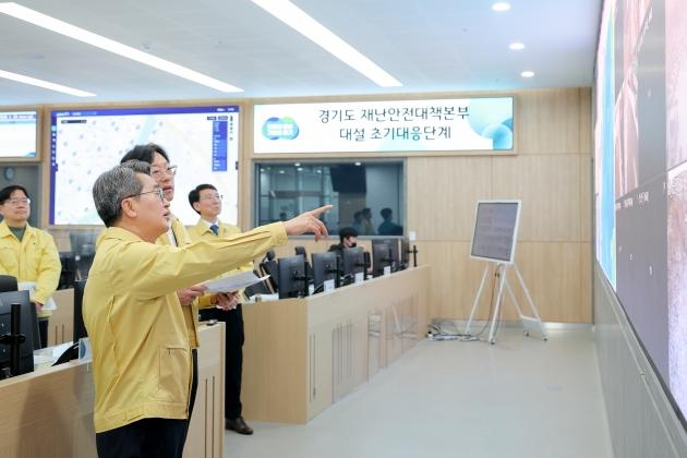 NSP통신-19일 오전 김동연 경기도지사가 재난상황실을 방문해 한파 대비 상황 점검을 하고 있다. (이미지 = 경기도)