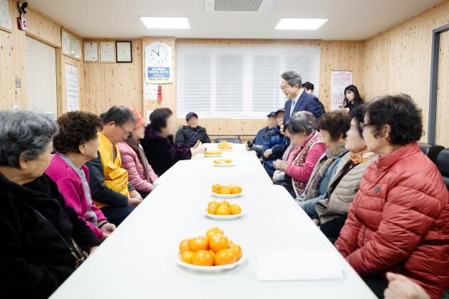 NSP통신-19일 오전 수원특례시 인계본동 경로당에 김동연 경기도지사가 방문해 한파 쉼터 안전관리 실태 점검중 경로당 회원들과 인사를 하고 있다. (사진 = 경기도)