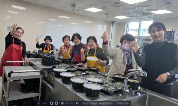 NSP통신-안동시 여성자원봉사운영회가 새해를 맞아 지역 내 소외계층을 위한 따뜻한 나눔의 손길을 시작했다. (사진 = 안동시)