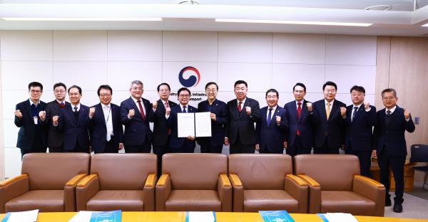 NSP통신-울진군은 국토교통부 장관실을 방문해 중부권 동서횡단철도 건설사업을 제5차 국가철도망 구축계획에 포함해 줄 것을 촉구하는 3도, 13개 시군 공동건의문을 제출했다. (사진 = 울진군)