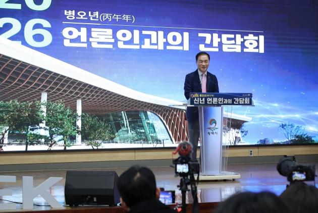 NSP통신-정장선 평택시장이 19일 시청에서 신년 언론인 간담회를 통해 새해 주요 시정 방향을 밝히고 있다. (사진 = 평택시)