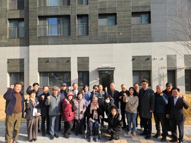 NSP통신-17일 공도 지역 우방아이유쉘 아파트 경로당 개소식이 열렸다. 사진은 기념촬영 모습. (사진 = 안성시)