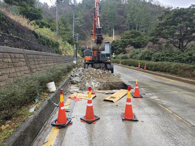 NSP통신-한국가스안전공사에서 재시공 명령이 내려진 구간의 LPG배관망을 다시 파내어 공사하고 있다. (사진 = 울릉‧독도포럼 제공)