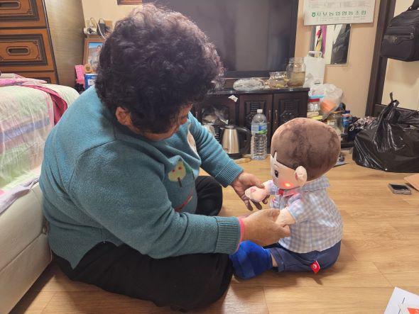 NSP통신-예천군 치매 환자를 위한 AI 돌봄 인형 효돌이 지원 확대, 독거 치매 환자 돌봄 공백 해소 · 정서 안정 기대 (사진 = 예천군)