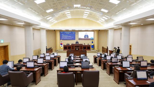 NSP통신-19일 안산시의회가 제301회 임시회 회기에 돌입했다. 사진은 의회 본회의장에서 열린 제301회 임시회 제1차 본회의 모습. (사진 = 안산시의회)