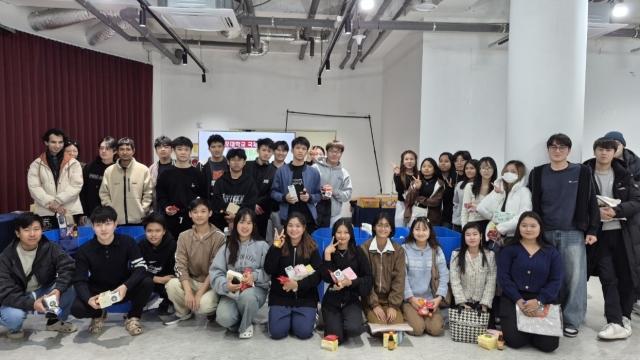 NSP통신-﻿김포대학교가 외국인 유학생 대상 개최한 글로벌 제로-웨이스트 게이트웨이 나눔 행사 단체 기념촬영 모습. (사진 = 김포대학교)