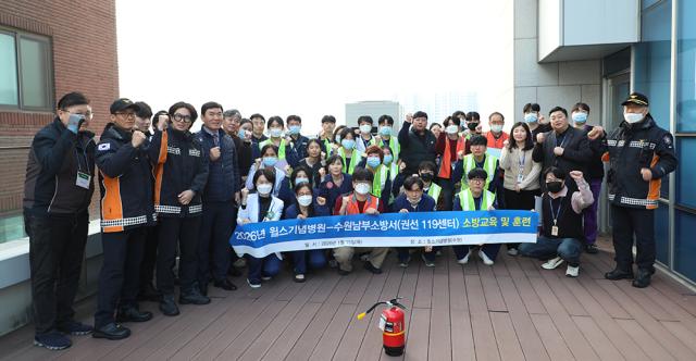 NSP통신-윌스기념병원, 수원남부소방서 권선119안전센터 관계자들이 합동 소방 훈련 후 기념촬영을 하는 모습. (사진 = 윌스기념병원 수원)