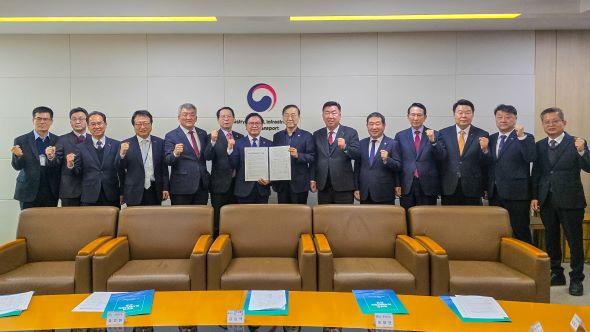 NSP통신-영주시는 국토교통부 이우제 도로국장을 별도로 면담해 동서5축(문경~울진) 고속도로 건설사업과 국도28호선 문정~상망 구간 국도 신설 사업을 국가계획에 반영해 줄 것을 건의했다. (사진 = 영주시)