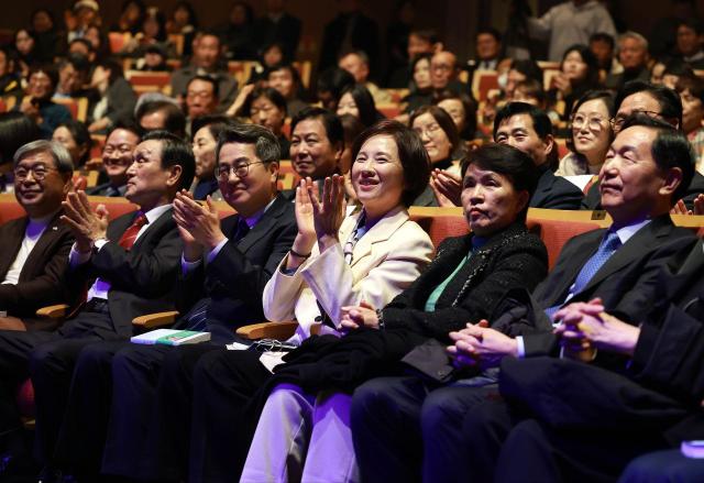 NSP통신-17일 유은혜 전 사회부총리 겸 교육부 장관(오른쪽 세번째)이 출판기념회에서 박수를 치는 모습. (사진 = 다시빛)