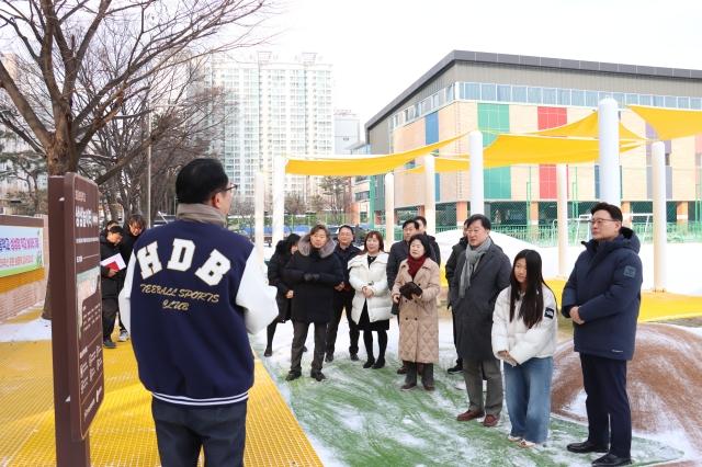 NSP통신-최종현 경기도의회 더불어민주당 대표의원과 김준혁 국회의원이 19일 수원 효동초등학교를 방문해 상상형 학교놀이터 조성 상황을 점검하고 있다.  (사진 = 경기도의회 더민주)