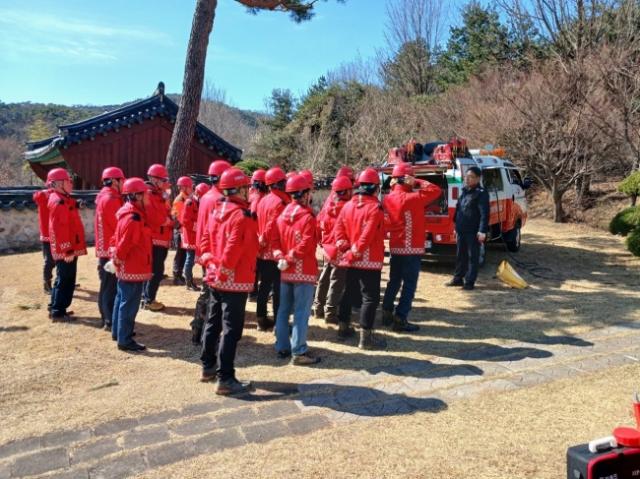 NSP통신-시흥시 산림재난대응단이 순찰 현장 활동에 앞서 주의사항을 듣고 있다. (사진 = 시흥시)