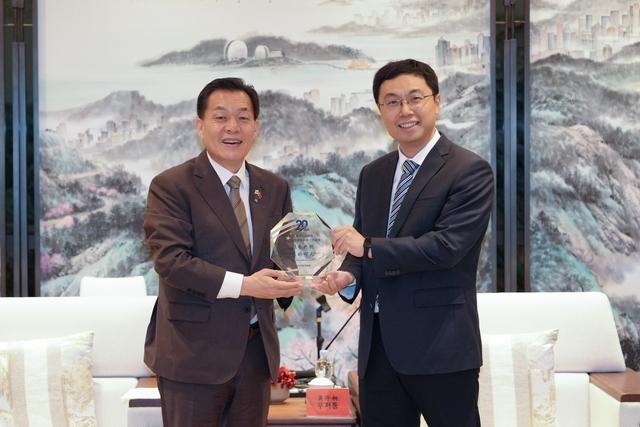 NSP통신-이재준 수원시장(왼쪽)이 우호결연 20주년 감사패를 받고 우저통 시장과 기념촬영을 하는 모습. (사진 = 수원시)