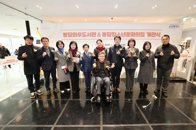 NSP통신-19일 화성시의회 배정수 의장(오른쪽 네번째)과 의원들이 기념촬영을 하는 모습. (사진 = 화성시의회)