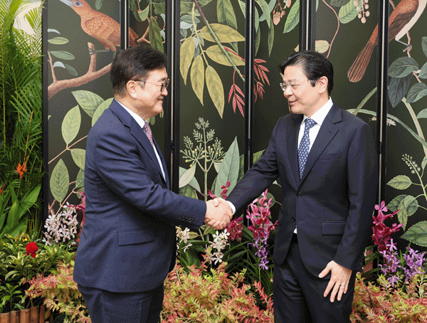 NSP통신-우원식 의장이 싱가포르 로렌스 웡 총리와 악수하고 있다. (사진 = 국회의장 공보수석실)