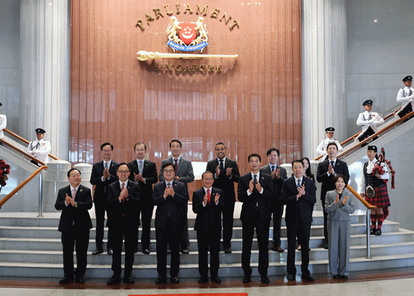 NSP통신-우원식 의장이 싱가포르 시아 키앤 펭 의장과 기념촬영을 하고 있다. 전열 좌측부터 한기호 의원, 량 엥 화 의원, 우원식 국회의장, 시아 키앤 펭 의장, 홍진욱 주싱가포르 대사, 멜빈 용 의원, 서미화 의원. 후열 좌측부터 송재봉 의원, 루이스 츄아 의원, 서일준 의원, 샤럴 타하 의원, 김현정 의원, 샬린 천 의원, 이정헌 의원. (사진 = 국회의장 공보 수석실)