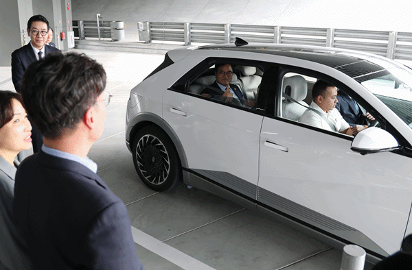 NSP통신-우원식 의장이 현대자동차혁신센터에서 시승을 하고 있다. (사진 = 국회의장 공보 수석실)