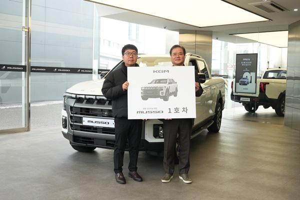 NSP통신-KGM 익스피리언스 센터 일산에서 열린 무쏘 1호차 전달식에서 1호차 주인공 이미남 대표(왼쪽)와 권교원 사업부문장(오른쪽)이 기념 촬영을 하고 있다. (사진 = KGM)