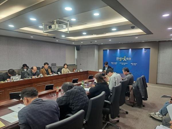 NSP통신-지난 15일 열린 제2차 파주시 재생에너지 갈등 조정 운영위원회에서 운영위원들이 회의를 하고 있다. (사진 = 파주시)