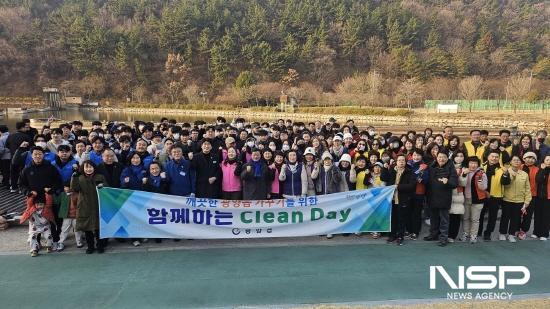 NSP통신-1월 중 클린데이 환경정화 활동 참석자 기념 찰영 (사진 = 광양시청)