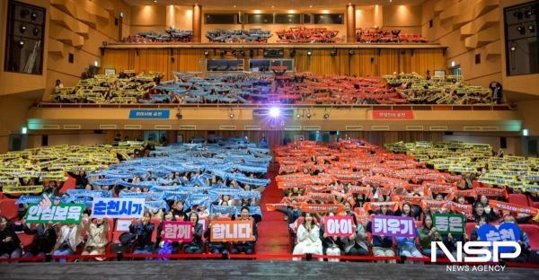 NSP통신-지난해 11월 22일 순천문화예술회관에서 열린 2025년 순천시 보육교직원 한마음 대회에서 보육교직원들이 기념촬영을 하고 있다 (사진 = 순천시)