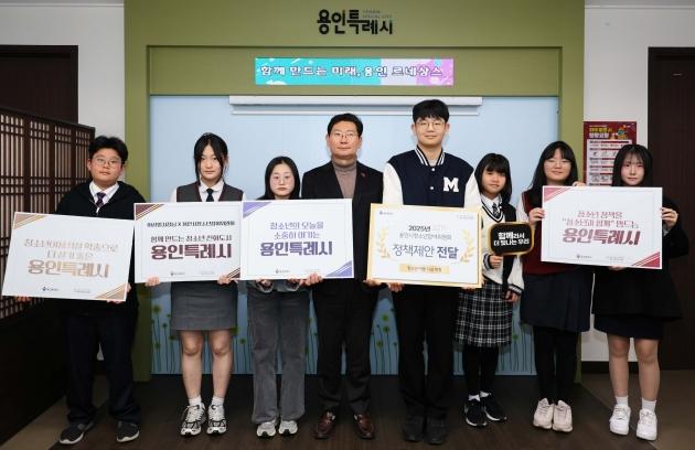 NSP통신-이상일 용인특례시장은 19일 청소년 정책제안서를 전달받고 위원들과 소통의 시간을 가졌다. (사진 = 용인특례시)