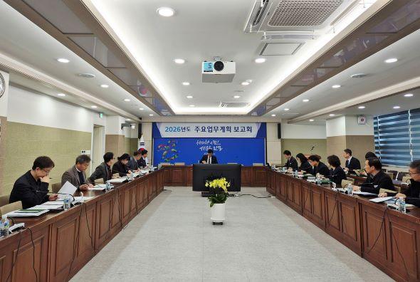 NSP통신-안동시 2026년 주요업무계획 보고회 개최로 2026년 청사진을 그리다, 정책 방향 공유 및 중점 추진 과제 점검 (사진 = 안동시)