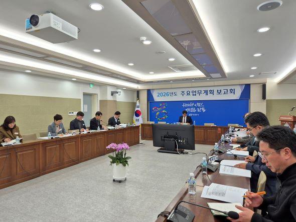 NSP통신-보고회에서는 산불 이재민 지원과 복구 사업의 조속한 마무리 방안, 2026년 경북도민체육대회 준비 및 지역경제 활성화 방안 등을 논의했다. (사진 = 안동시)