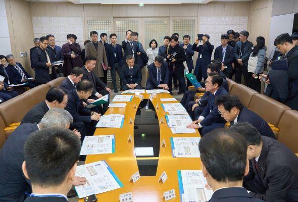 NSP통신-봉화군은 중부권 동서횡단철도 건설을 위한 경북·충북·충남 등 3도, 13시장·군수 협력체가 국토교통부 장관을 만나 제5차 국가철도망 구축계획 신규 사업 반영을 촉구하는 공동건의문을 제출했다. (사진 = 봉화군)