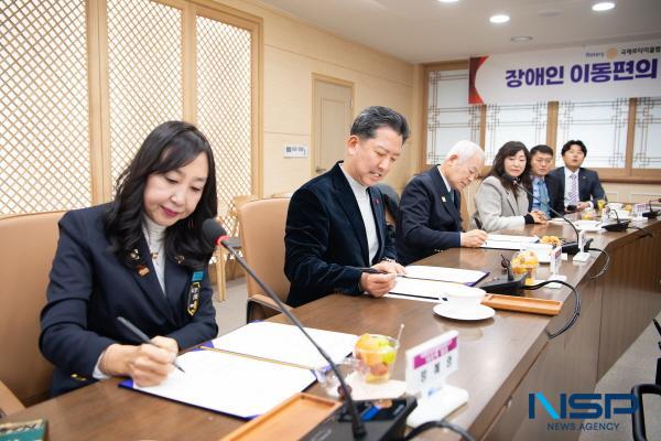 NSP통신-구미시는 지난 19일 시청 국제통상협력실에서 국제로타리클럽3630지구(17·18지역), 교통장애인협회 구미시지회와 장애인 이동편의 증진을 위한 차량지원 업무협약을 체결했다. (사진 = 구미시)