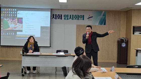 NSP통신-20일 안산시 사동 주민자치회 임시회의에 참석한 김석훈 전 당협위원장이 사동 지역의 주요 현안에 대해 이야기를 하고 있다. (사진 = 김석훈 전 당협위원장실)