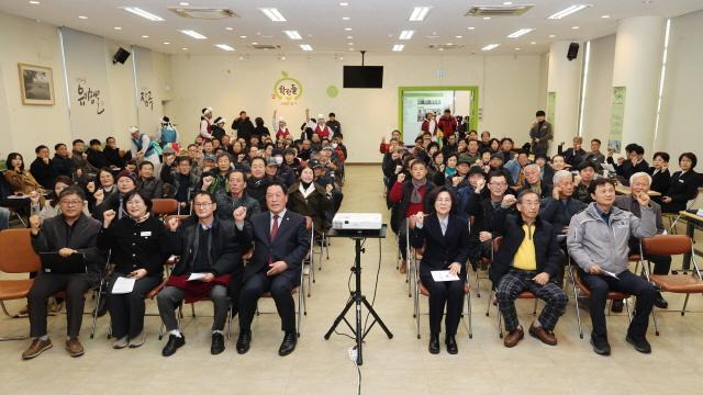 NSP통신-김보라 시장(앞줄 오른쪽 세번째)이 19일 고삼농협 2층 대회의실에서 열린 정책공감토크 행사에서 참석한 지역 기관·단체장, 주민 등과 함께 기념촬영을 하고 있다. (사진 = 안성시)