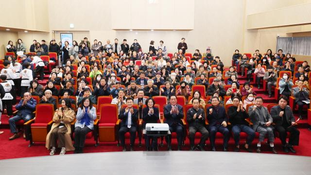 NSP통신-19일 안성시 평생학습관에서 열린 2026년 안성2동 정책공감토크 행사에서 김보라 시장이 참석한 관계자들 및 지역 주민들과 함께 기념촬영을 하고 있다. (사진 = 안성시)