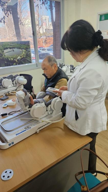 NSP통신-평택시가 뇌병변 장애인 대상으로 운영한 근력 강화 재활 프로그램 모습. (사진 = 평택시)