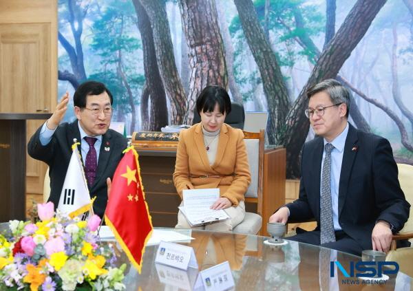 NSP통신-주낙영 경주시장이 지난 19일 천르뱌오 주부산중국총영사관 총영사를 접견했다. (사진 = 경주시)