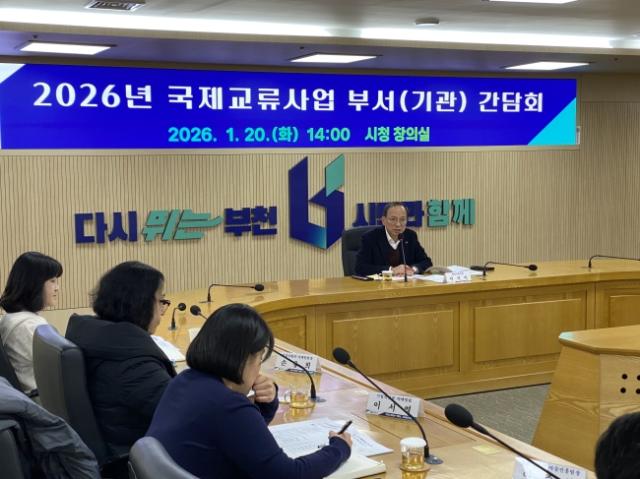 NSP통신-이기익 부천시 행정지원과장이 간담회에서 인사말을 하고 있다. (사진 = 부천시)