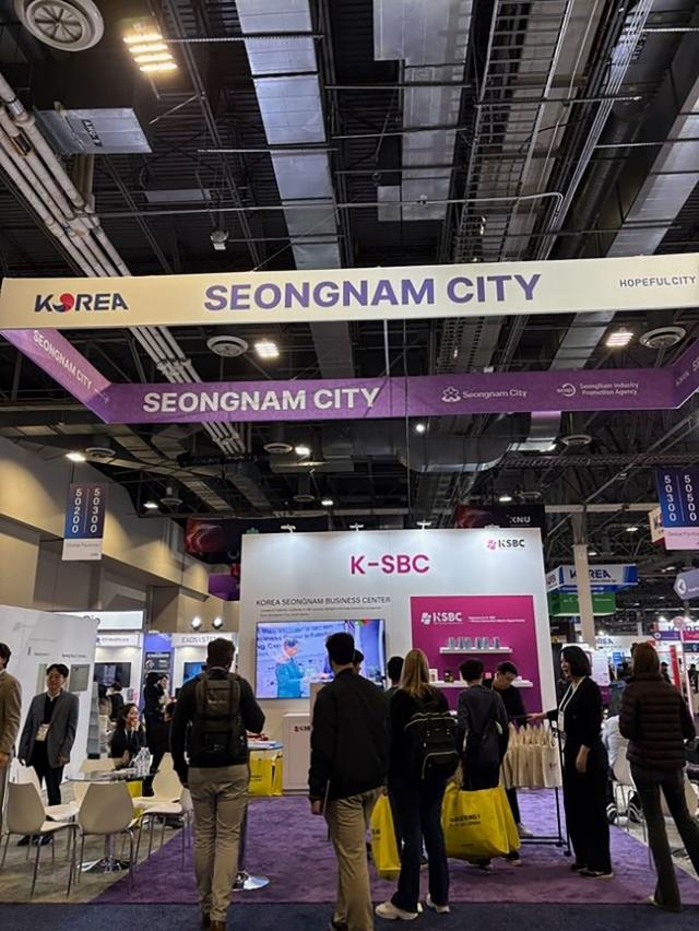 NSP통신-CES 2026 성남관 내 비즈니스센터(K-SBC)를 소개하는 모습. (사진 = 성남시)