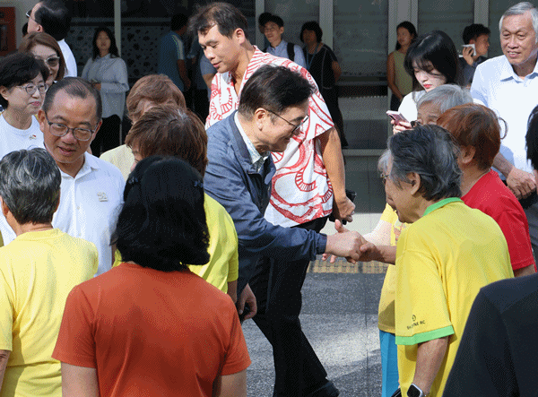 NSP통신-우원식 의장이 싱가포르 노인 체조 활동 프로그램에 참여한 어르신과 악수하고 있다.