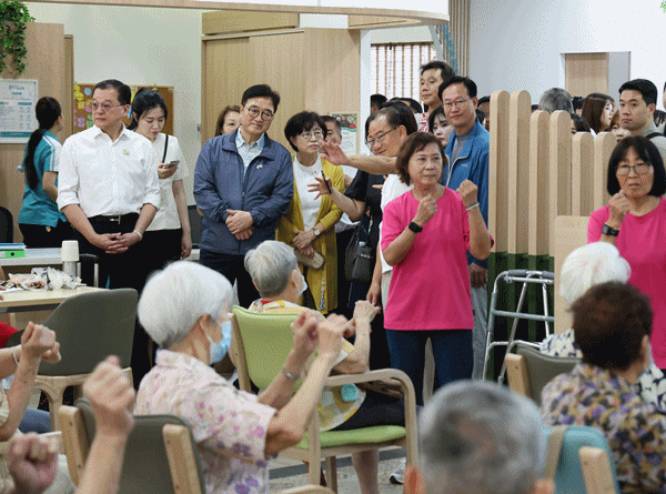 NSP통신-우원식 의장이 싱가포르 시아 키앤 펭 의장과 함께 돌봄이 필요한 노인들에 대한 지원 프로그램을 살펴보고 있다. (사진 = 국회의장 공보 수석실)