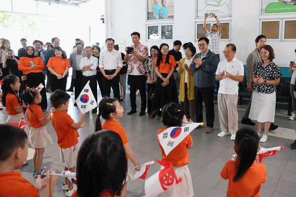 NSP통신-우원식 의장이 싱가포르 시아 키앤 펭 의장과 함께 유치원 어린이들의 환영을 받고 있다. (사진 = 국회의장 공보수석실)