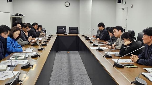 NSP통신-20일 성남시의회에서 진행된 성남 고등지구 중학교 설립 관련 업무보고 모습. (사진 = 경기도의회)