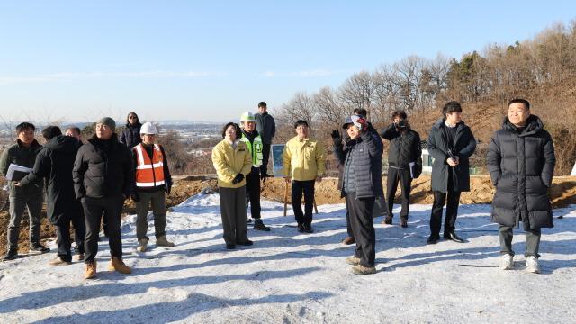 NSP통신-20일 김보라 시장 및 시 관계자를 비롯해 현대엔지니어링, 두산에너빌리티 관계자, 서운면 북산리 등 7개 마을 이장단이 세종-포천고속도로 건설 현장을 방문해 불편을 해소하기 위한 대책 마련을 하고 있다. (사진 = 안성시)