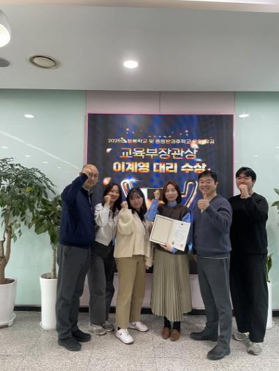 NSP통신-의왕시청소년재단 전통예절관 이계영 담당자(왼쪽 네번째)가 교육부 장관상을 수상했다. 사진은 기념촬영 모습. (사진 = 의왕시)