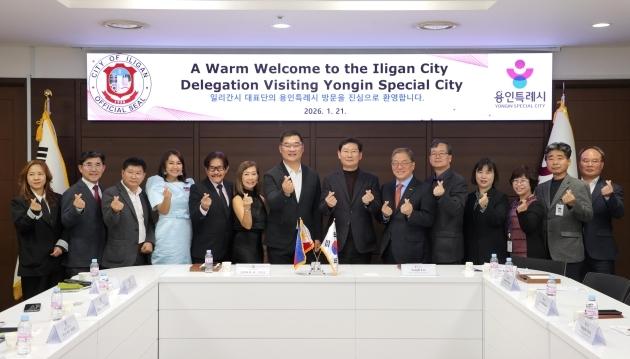 NSP통신-21일 이상일 용인시장이 시청 접견실에서 프레데릭 위 시아오 필리핀 일리간시장과 간담회 후 양 기관 관계자들과 함께 기념촬영을 하고 있다. (사진 = 용인특례시)