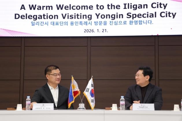 NSP통신-이상일 시장이 프레데릭 위 시아오 필리핀 일리간시장과 간담회를 하고 있는 모습. (사진 = 용인특례시)