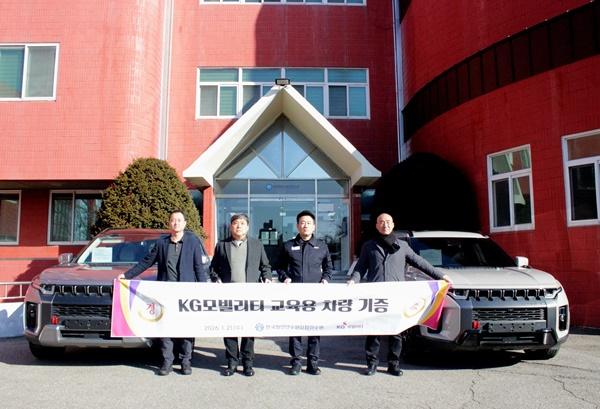 NSP통신-사진 왼쪽부터 KGM 이창열 서비스사업부장, 김형일 인천연수원장, KGM 노철 노동조합 위원장, 김대식 평택항운노동조합 위원장 (사진 = KGM)