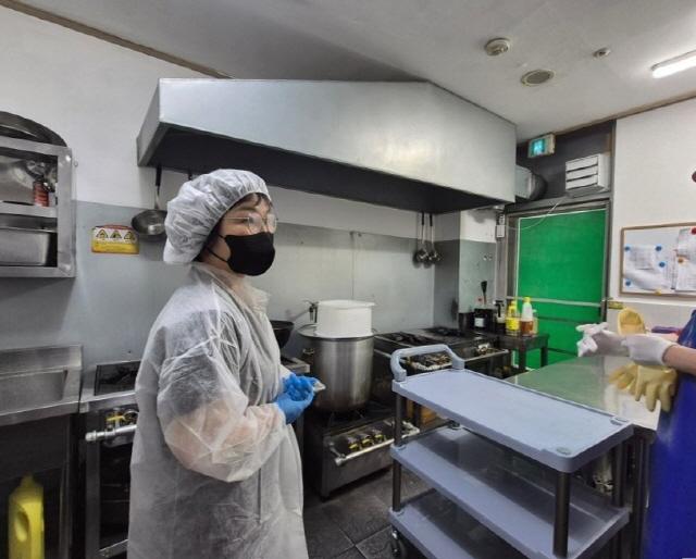 NSP통신-광명시가 관내 어린이집을 대상으로 식중독 예방 컨설팅을 진행하고 있다. (사진 = 광명시)