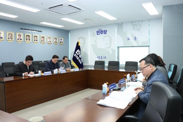 NSP통신-경기도의회 더불어민주당이 21일 교섭단체 회의실에서 민생정책 사업과 관련해 경기도 주관 부서와 추진점검 간담회를 하고 있다. (사진 = 경기도의회 더불어민주당)