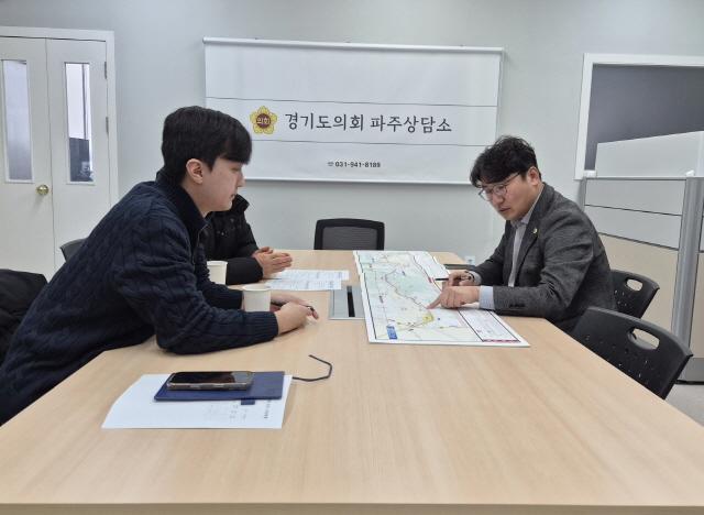 NSP통신-조성환 경기도의회 기획재정위원장이 21일 파주상담소에서 경기도건설본부 북부도로과 관계자들과 정담회를 하고 있다. (사진 = 조성환 의원실)