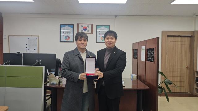 NSP통신-유영일 경기도의원(오른쪽)이 안양 지역 교육환경 개선과 학교 발전에 기여한 공로를 인정받아 범계중학교와 신기중학교로부터 감사패를 연이어 수상했다. 사진은 수상 기념촬영 모습. (사진 = 유영일 의원실)